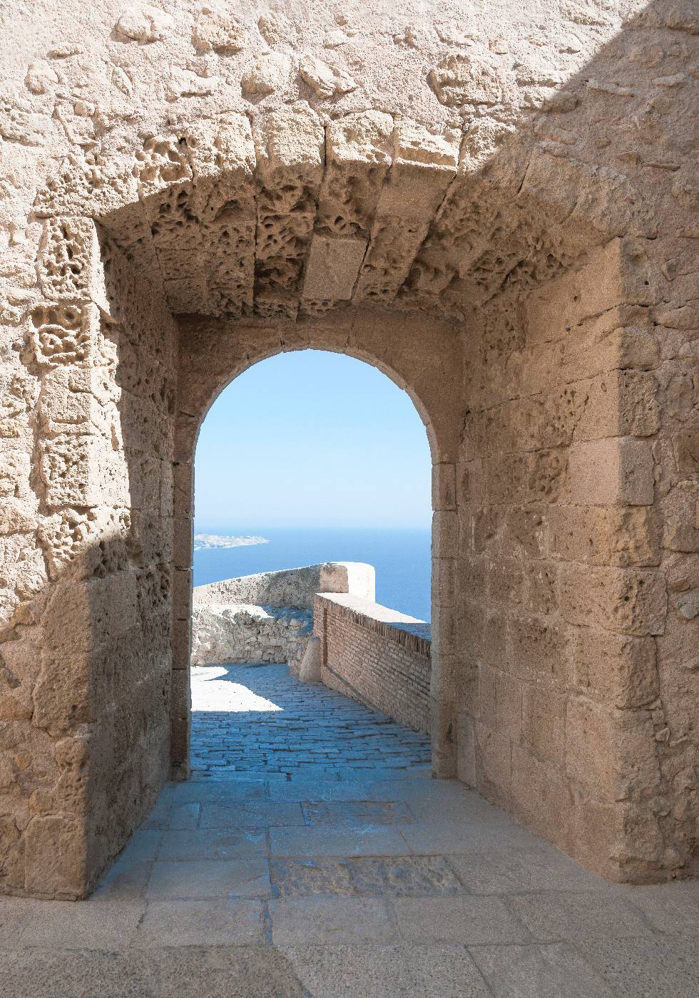 Medieval Castle Sea View Poster - Posterbox.no