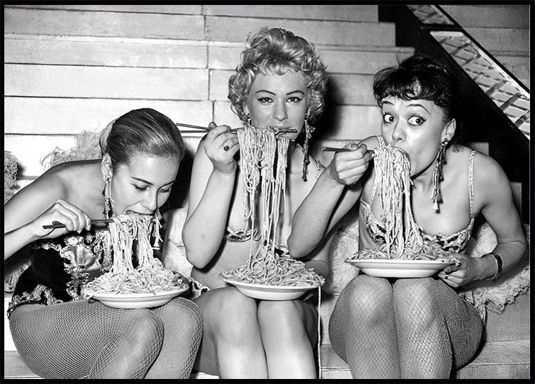 Women Eating Spaghetti Poster - Posterbox.no