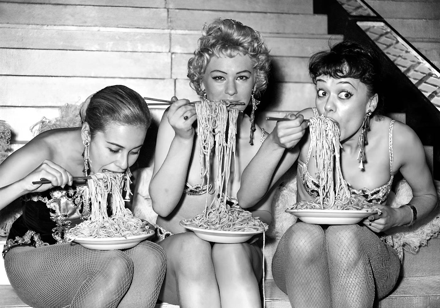Women Eating Spaghetti Poster - Posterbox.no