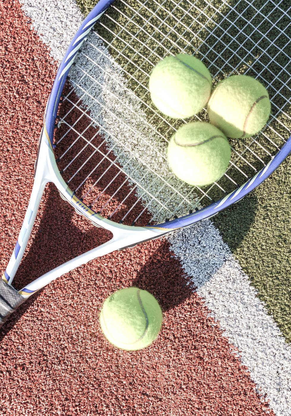 Tennis Racket And Balls Poster - Posterbox.dk