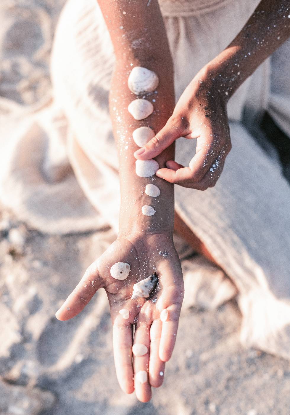 Picking Seashells Poster - Posterbox.no