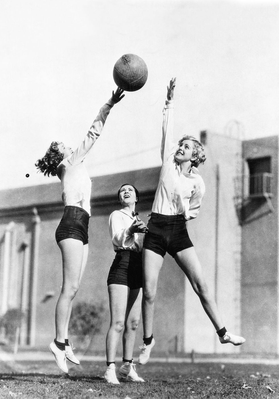 Women Playing Basketball Poster - Posterbox.no