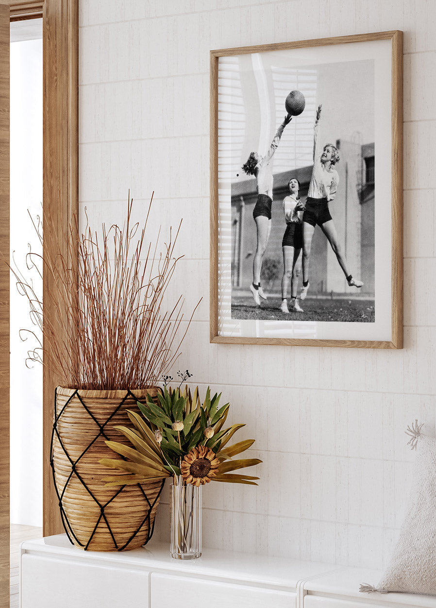 Women Playing Basketball Poster - Posterbox.no