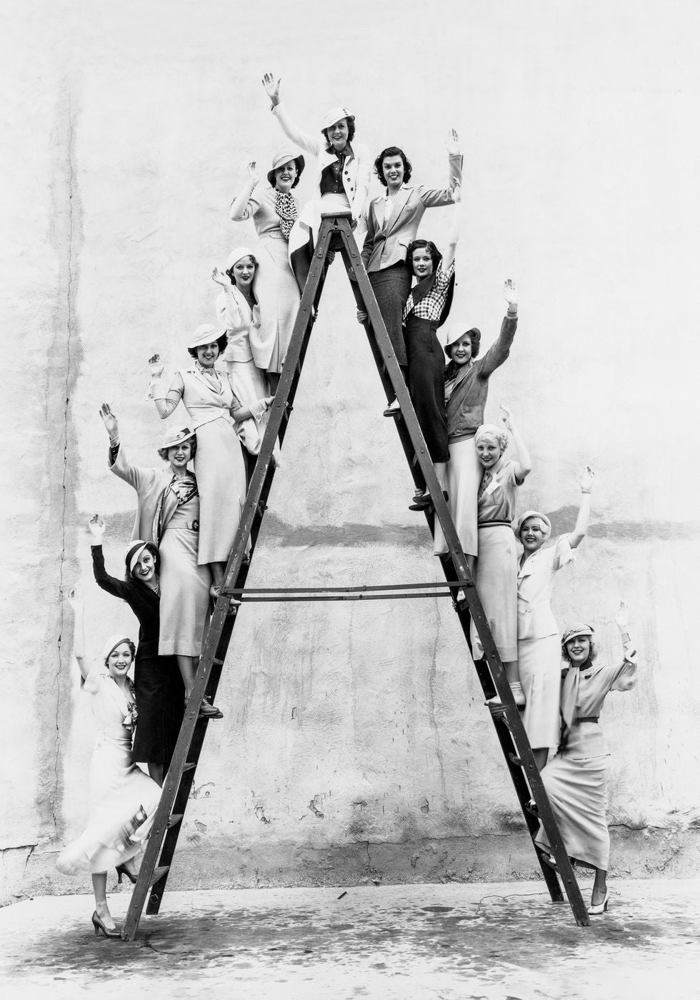 Women on Ladder Poster - Posterbox.no