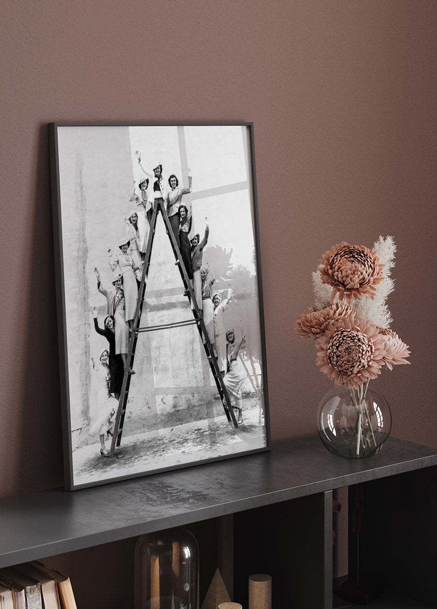 Women on Ladder Poster - Posterbox.no