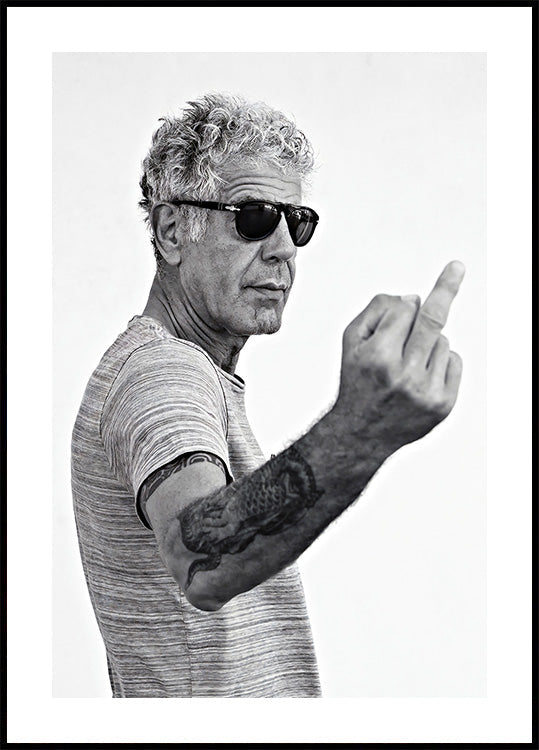 Anthony Bourdain Middle Finger Poster - Posterbox.dk