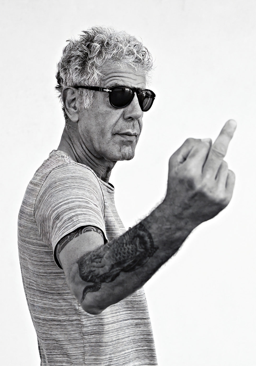 Anthony Bourdain Middle Finger Poster - Posterbox.dk