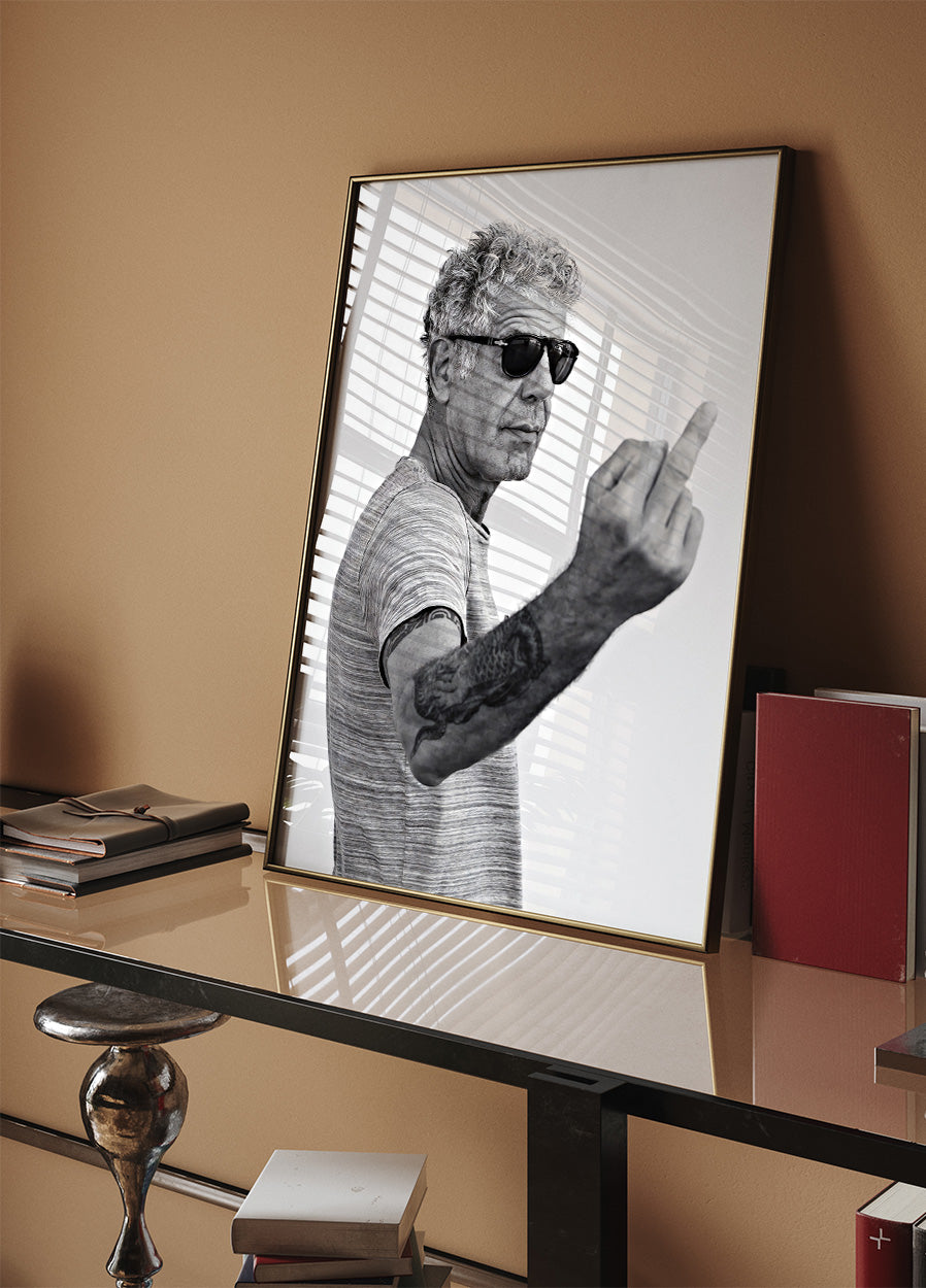 Anthony Bourdain Middle Finger Poster - Posterbox.dk