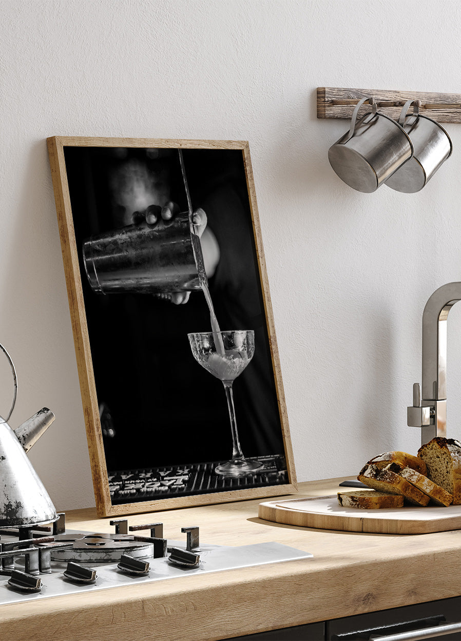 Bartender Makes a Cocktail Poster - Posterbox.dk