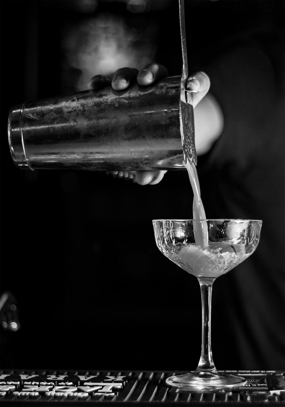 Bartender Makes a Cocktail Poster - Posterbox.dk