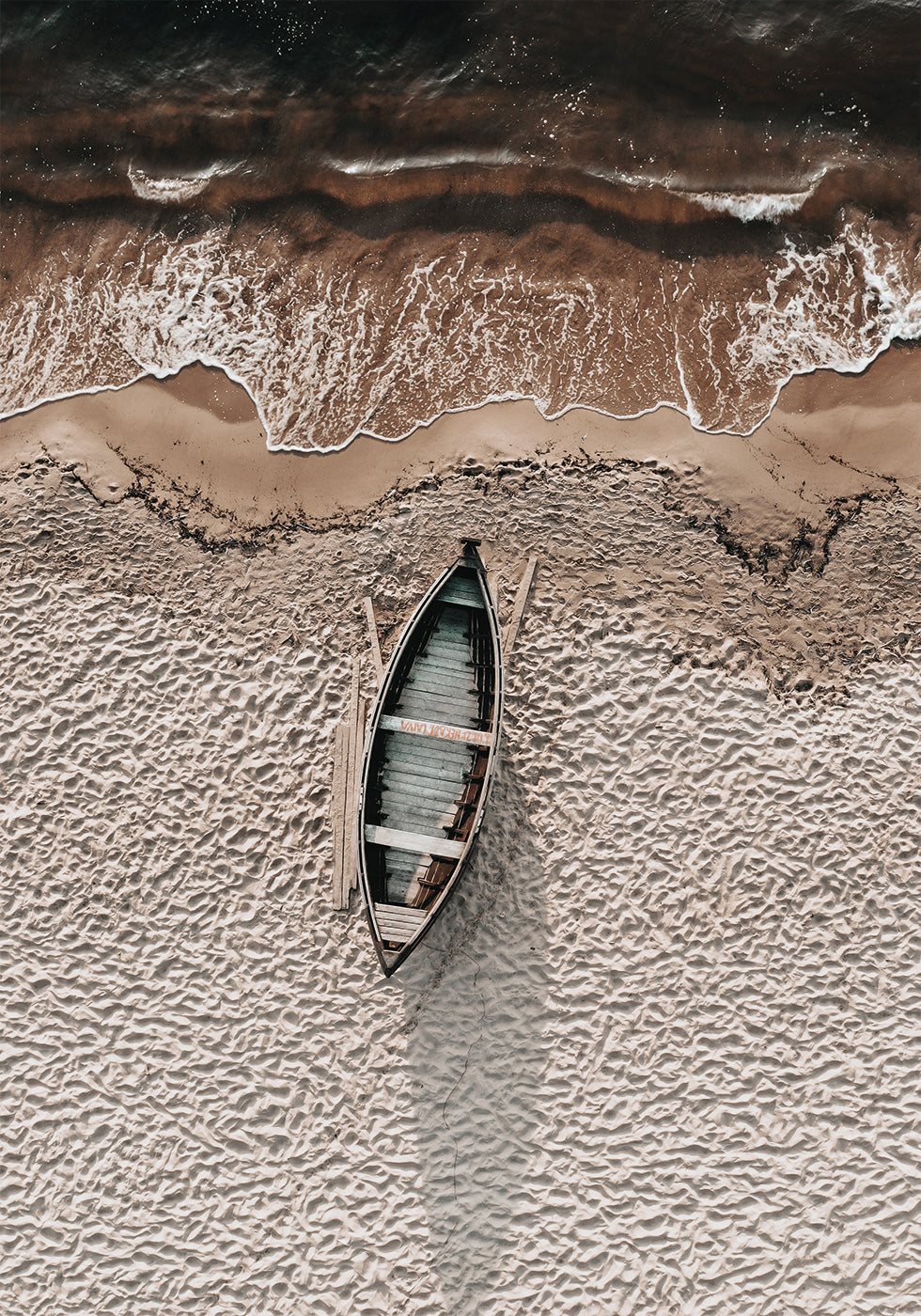 Boat On Beach Poster - Posterbox.dk