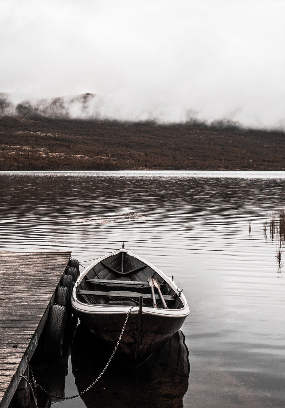 Boat In A Lake Near The Mountains Poster - Posterbox.dk