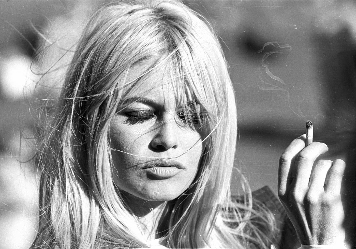 Brigitte Bardot With Cigarette On Wind Poster - Posterbox.dk