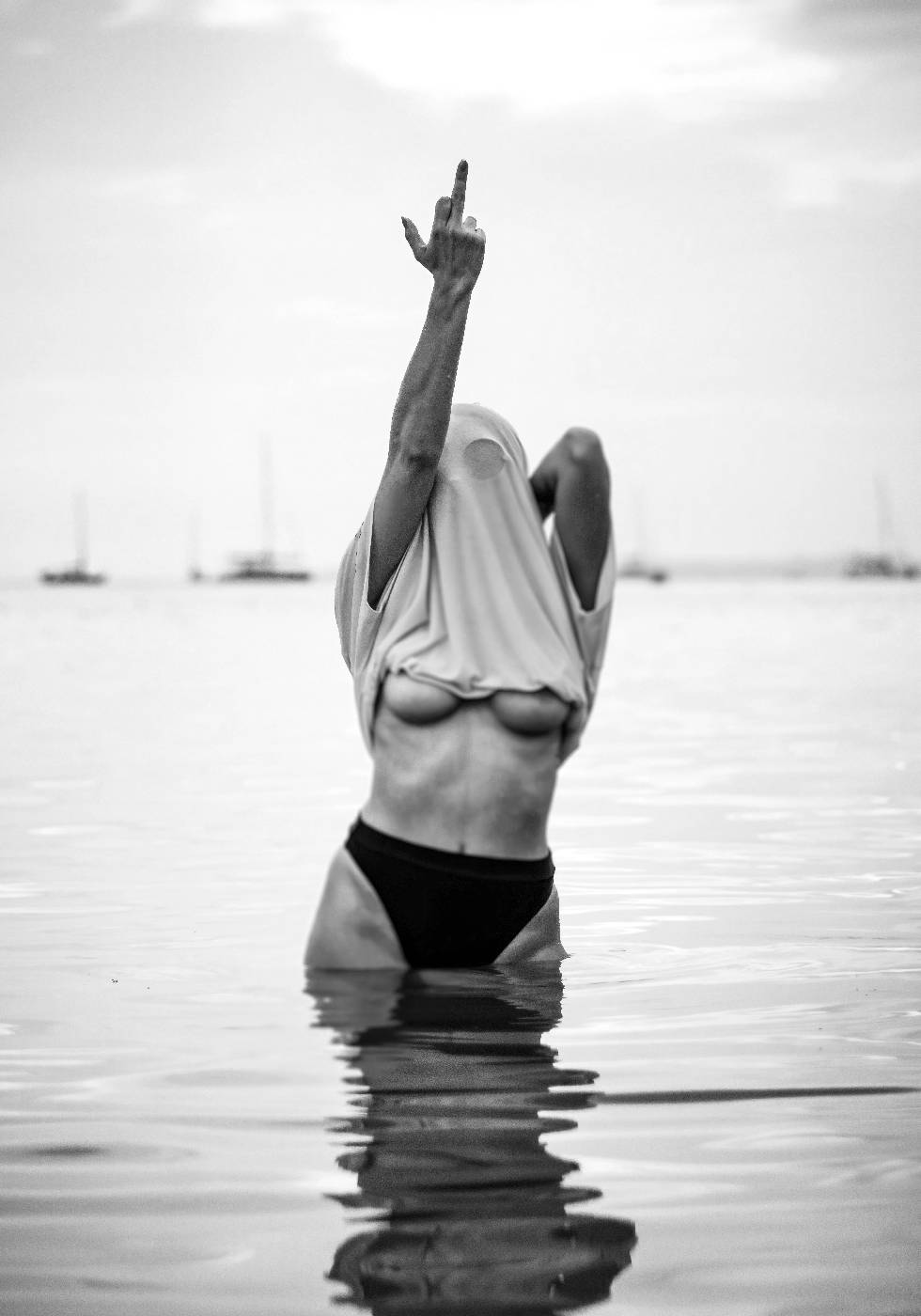 Feminist Middle Finger BW Poster - Posterbox.dk