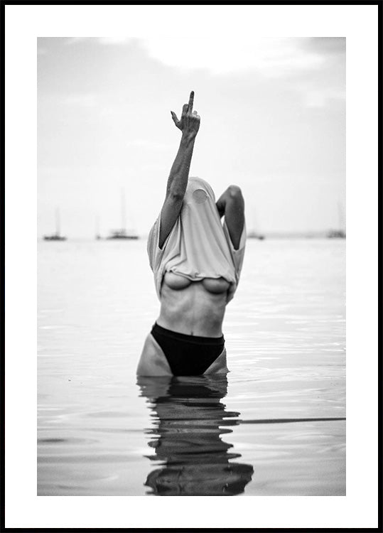 Feminist Middle Finger BW Poster - Posterbox.dk