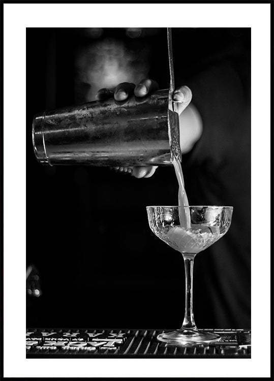Bartender Makes a Cocktail Poster - Posterbox.dk