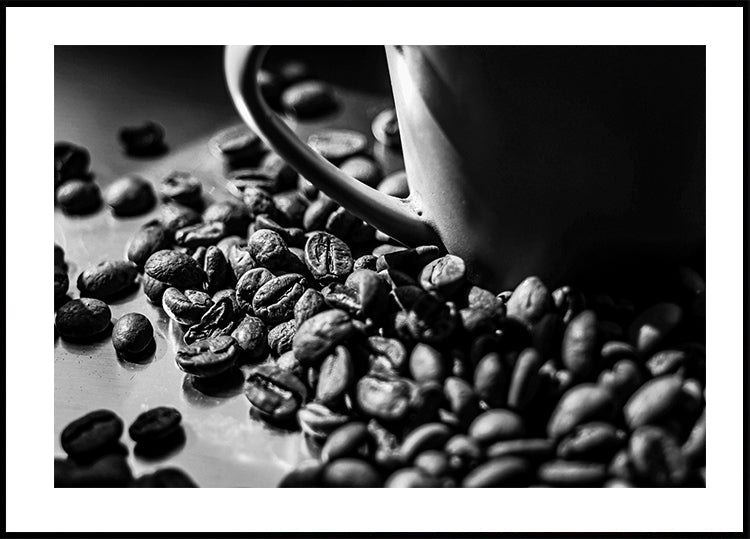 Coffee Beans With A Cup Poster - Posterbox.dk