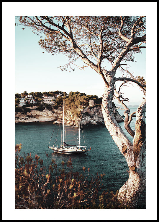 Yacht In Bay Poster - Posterbox.dk