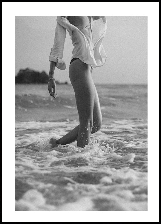 Woman and Ocean Poster - Posterbox.dk