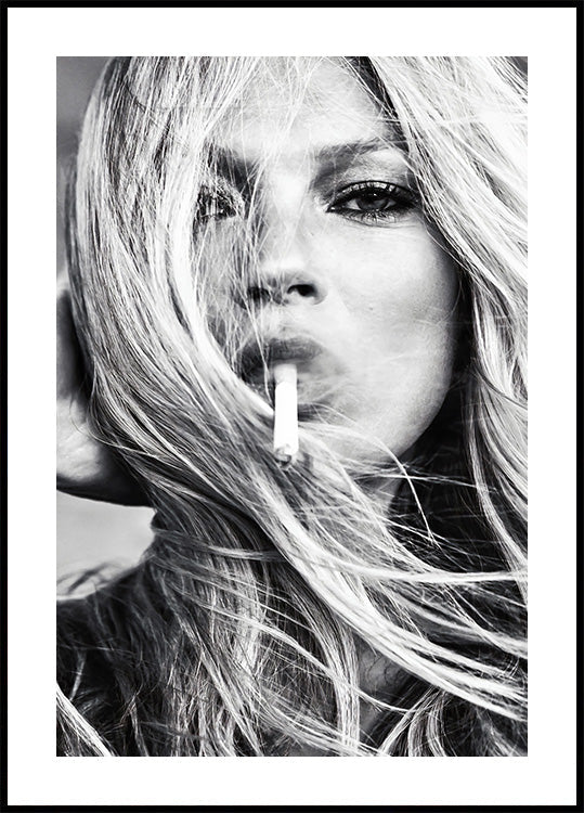 Kate Moss Smokes Cigarette Poster - Posterbox.dk