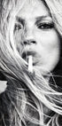 Kate Moss Smokes Cigarette Poster - Posterbox.dk
