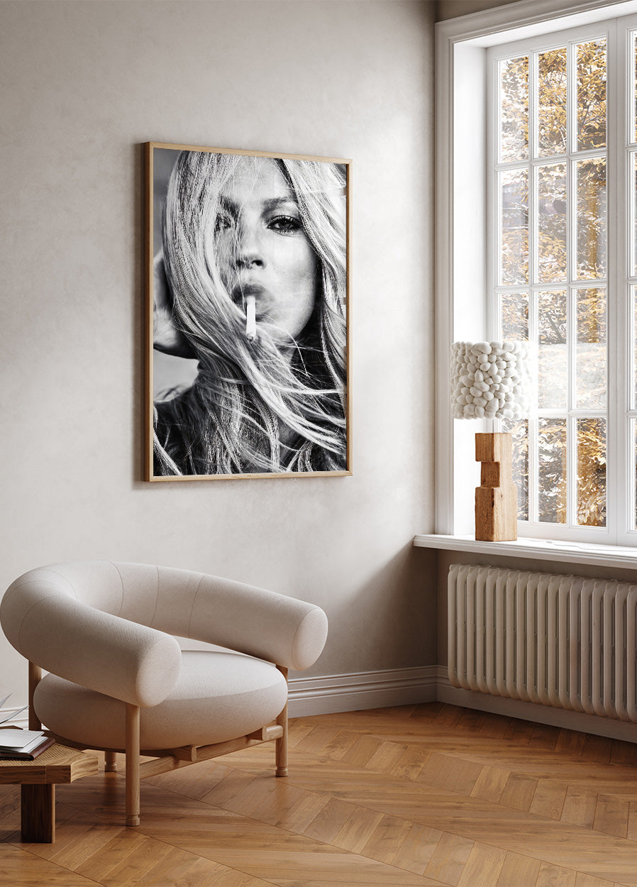 Kate Moss Smokes Cigarette Poster - Posterbox.dk