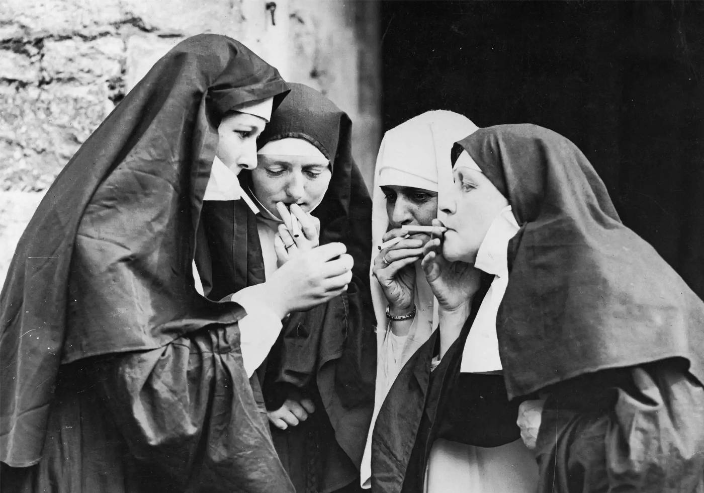 Nun Smoking Poster - Posterbox.no