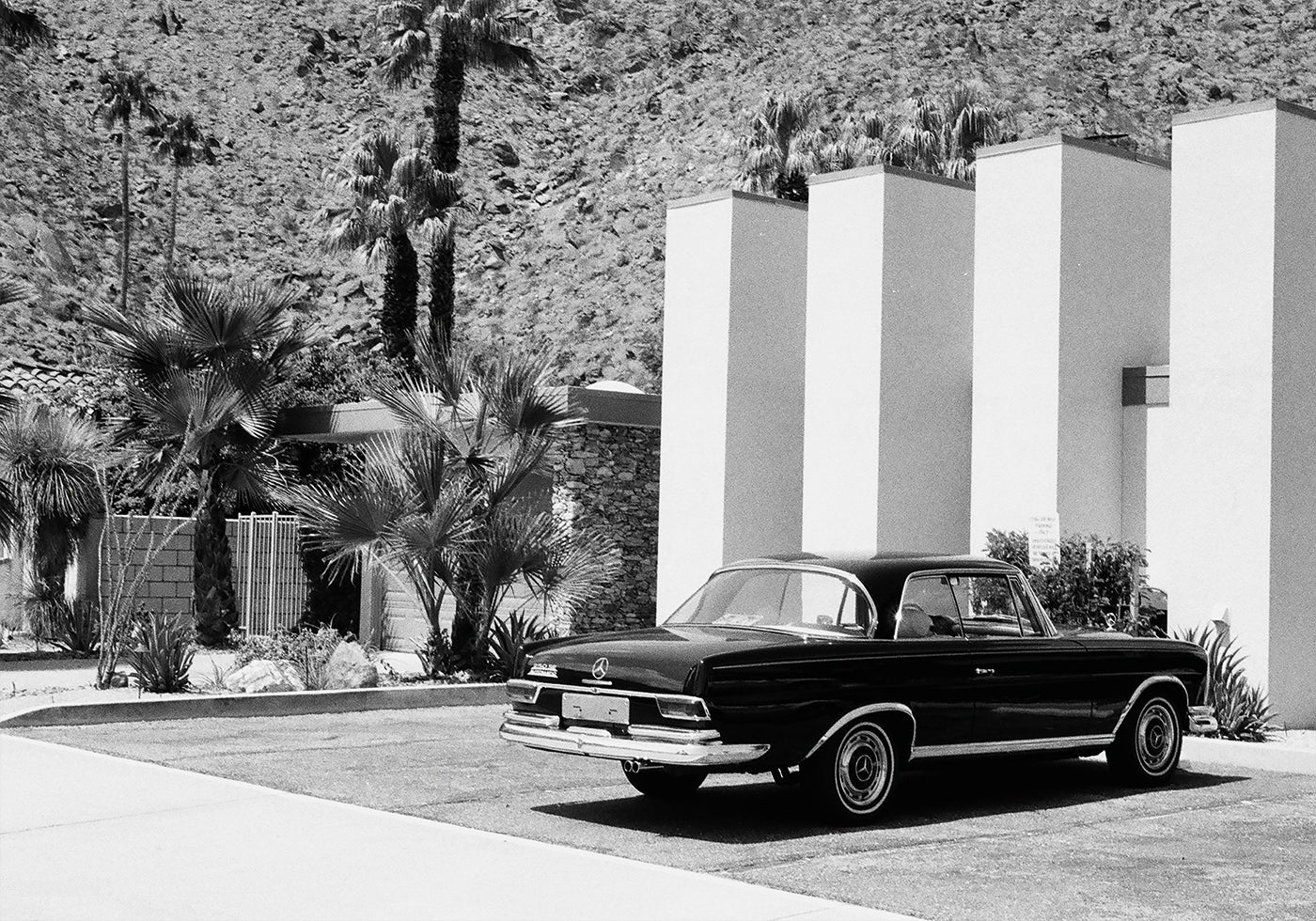 Old Car in Palm Springs Poster - Posterbox.dk