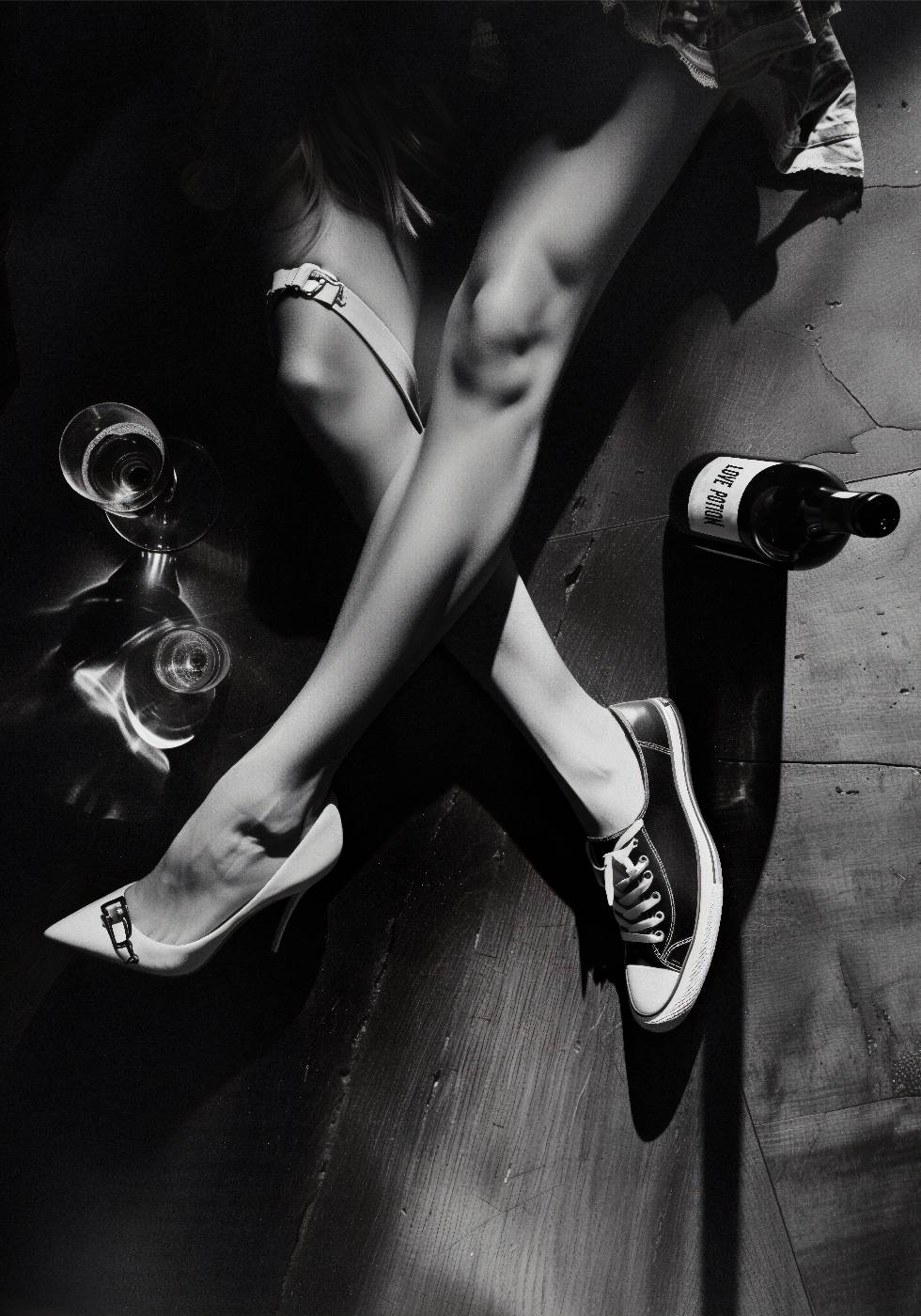 Woman Drinking Wine Elegant Urban Poster - Posterbox.dk