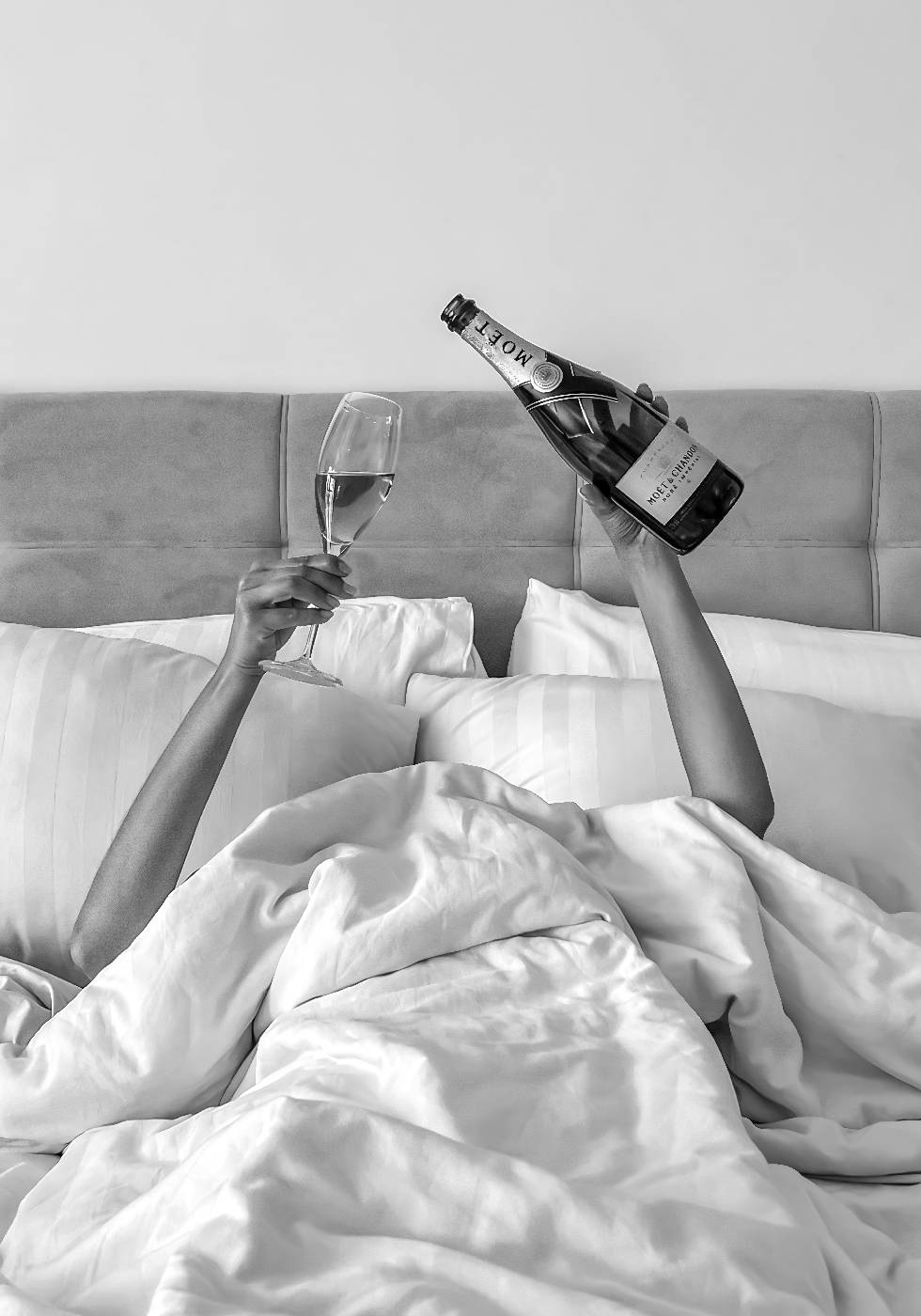 Woman Drinking Wine in Bed Poster - Posterbox.dk