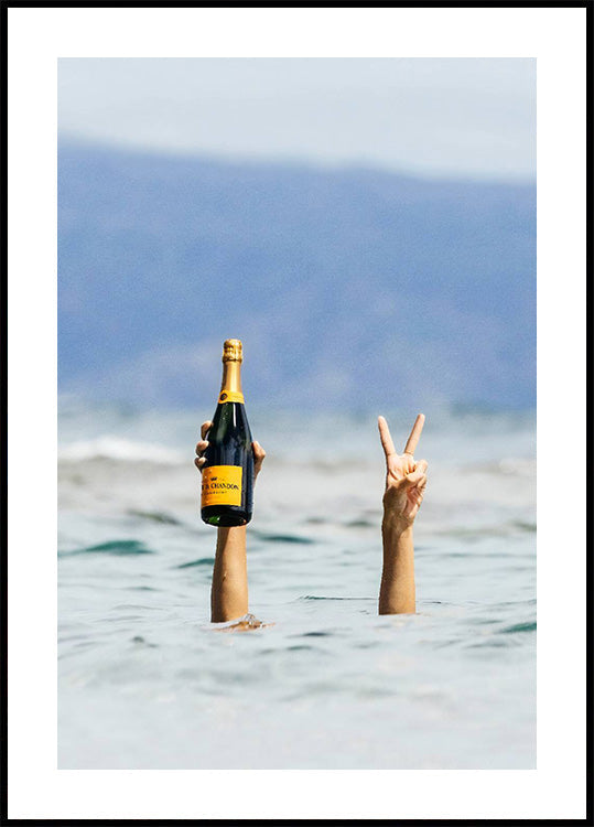 Woman With Wine in Beach Poster - Posterbox.dk
