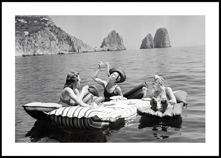 vintage Summer, Women Eating Pasta on a Lake Poster - Posterbox.dk