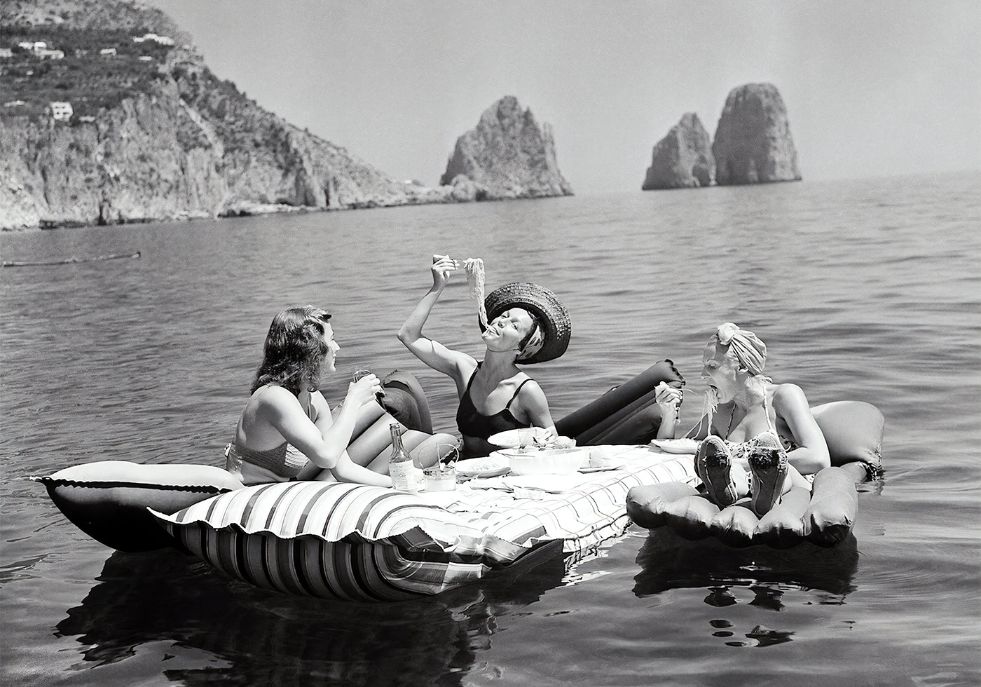 vintage Summer, Women Eating Pasta on a Lake Poster - Posterbox.dk