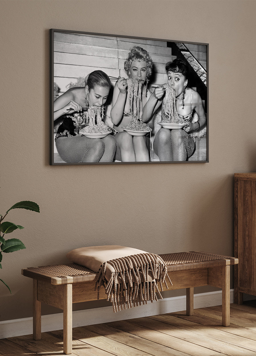 Women Eating Spaghetti Poster - Posterbox.no
