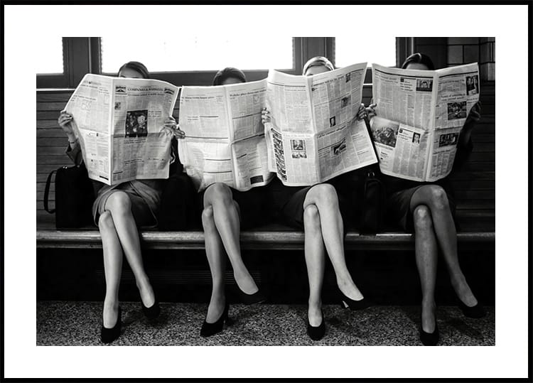 Women Reading Newspapers Poster - Posterbox.dk