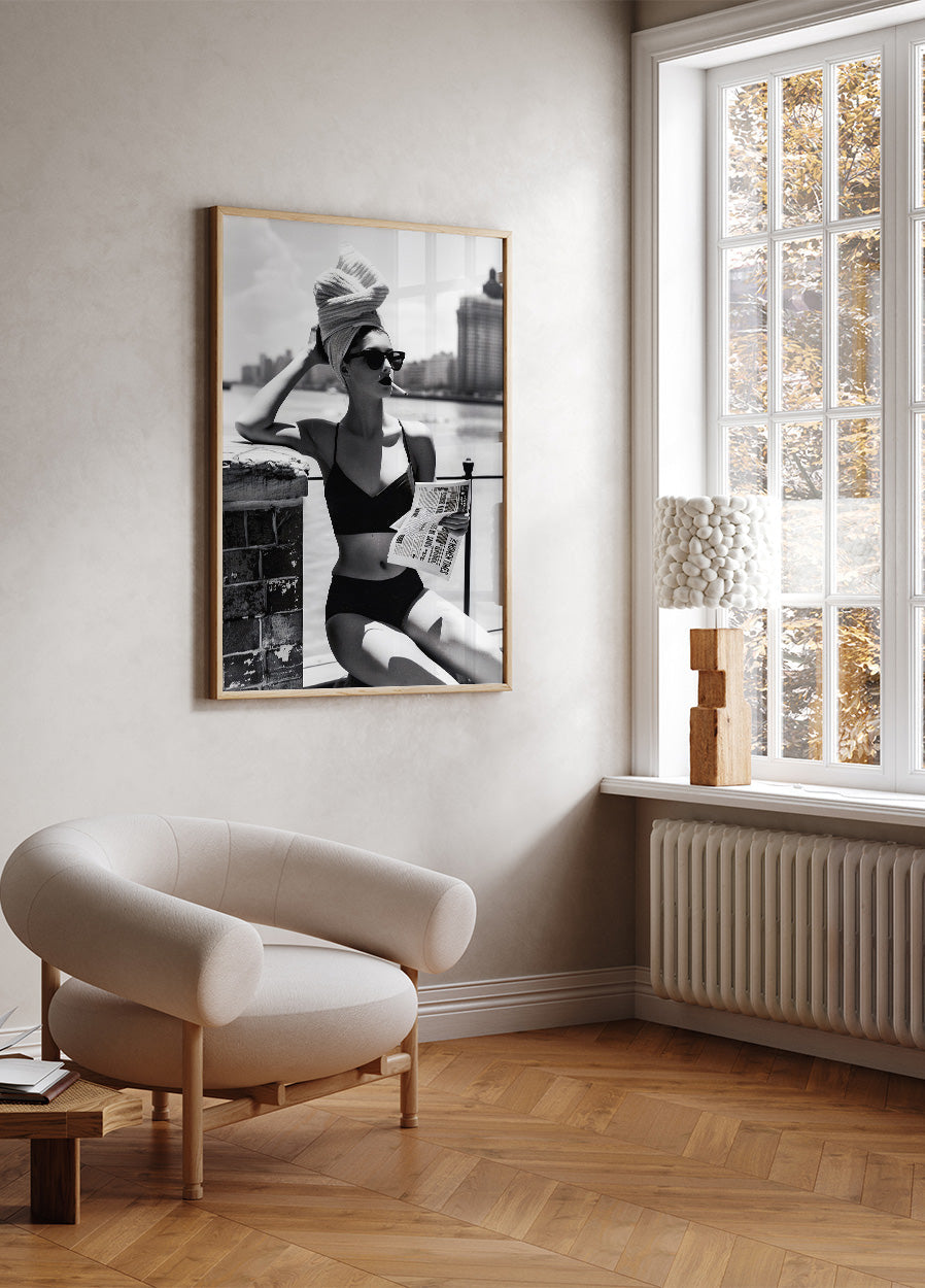 Women Reading Newspaper Print Poster - Posterbox.dk