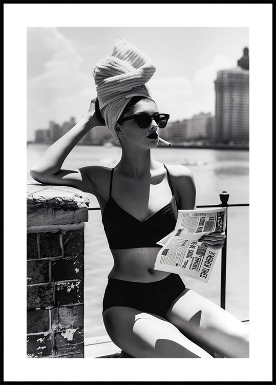 Women Reading Newspaper Print Poster - Posterbox.dk