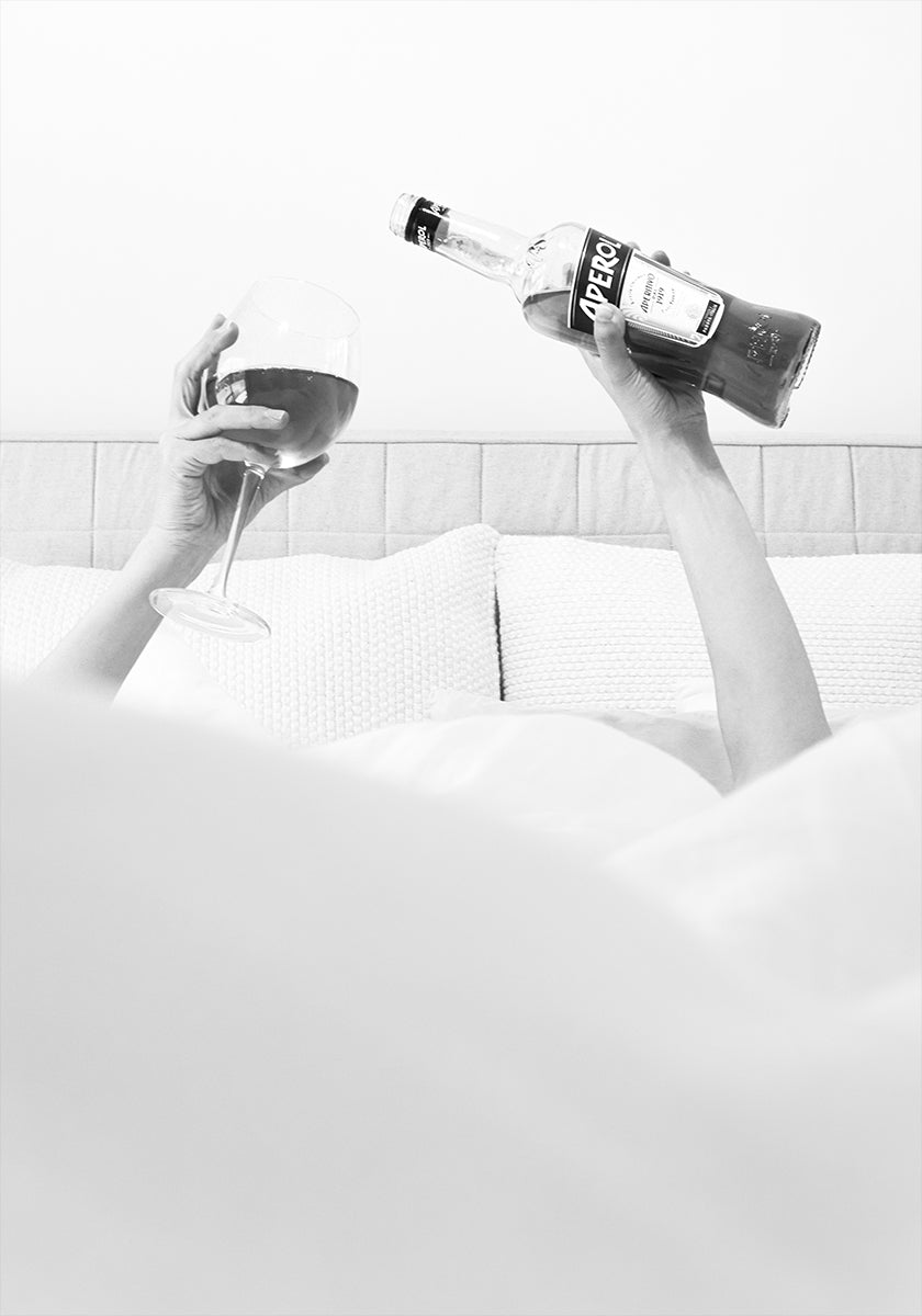 Aperol In Bed B&w Plakat - Posterbox