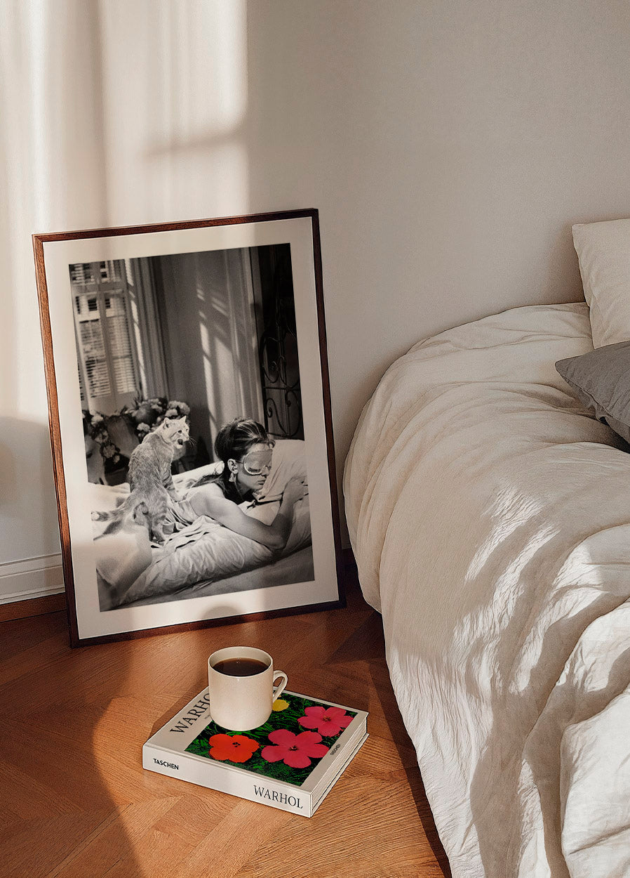 Audrey Hepburn Sleeping With Cat Poster - Posterbox.dk