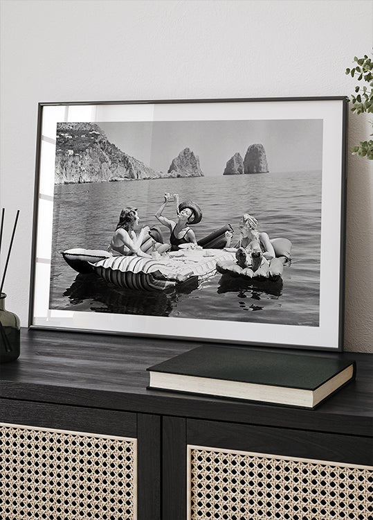 vintage Summer, Women Eating Pasta on a Lake Poster - Posterbox.dk