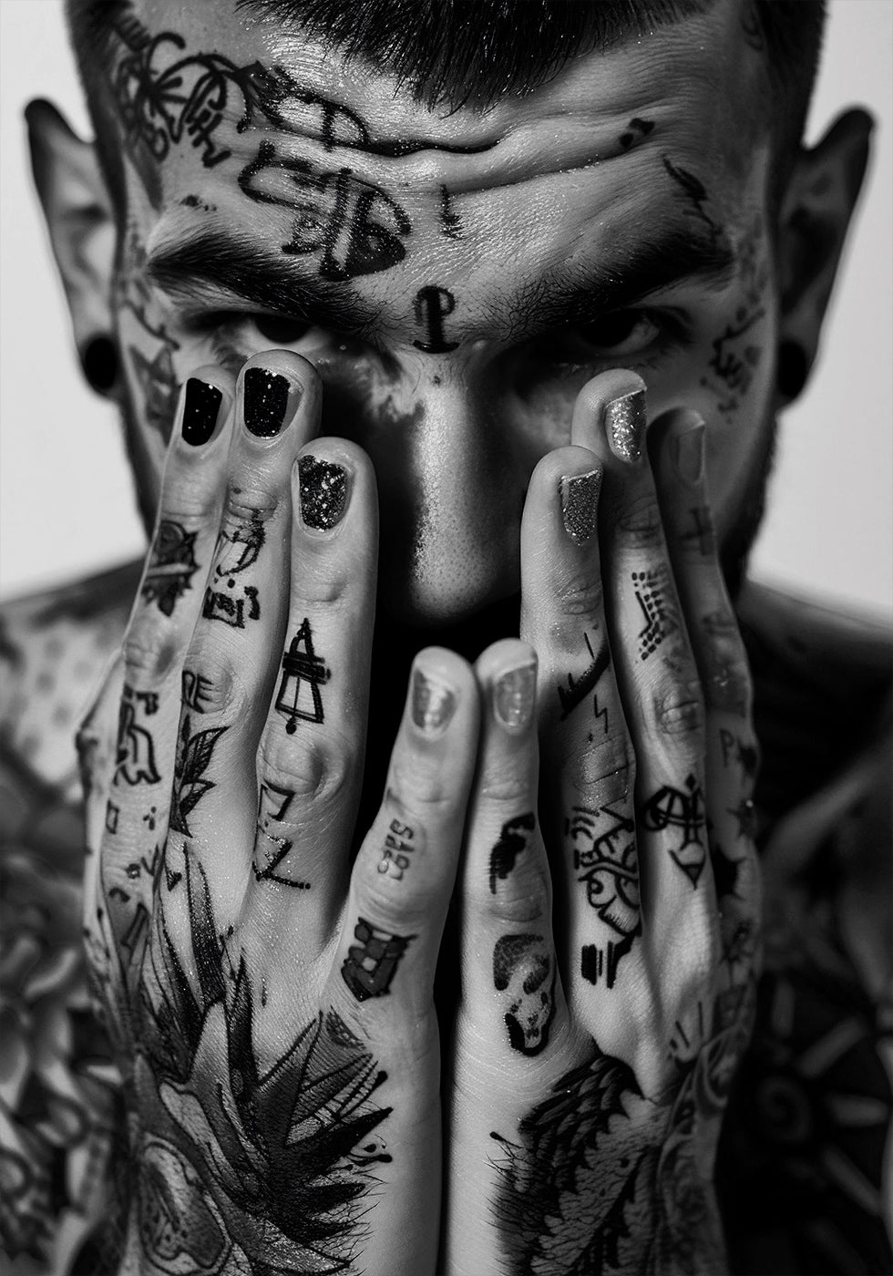 Tattooed Face and Hands Poster - Posterbox.dk