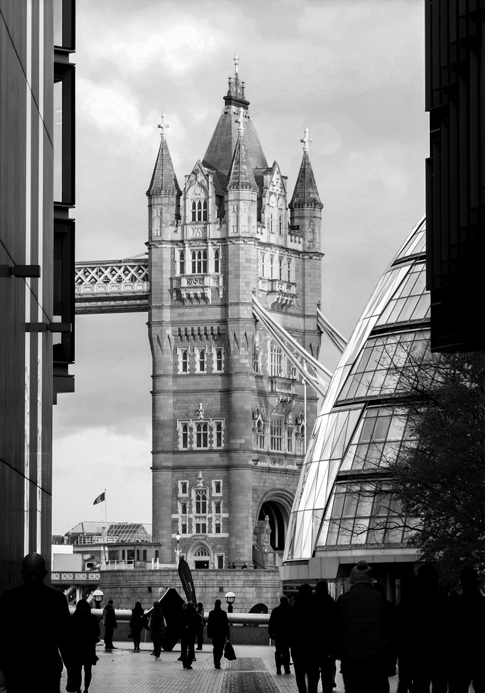 Tower Bridge Close-Up Perspective Poster - Posterbox.dk