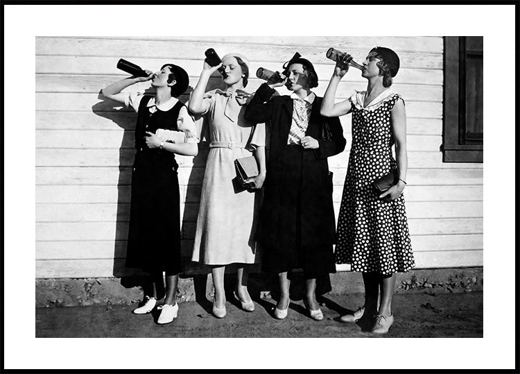 Vintage Women Drinking Beer Black & White Poster - Posterbox.dk