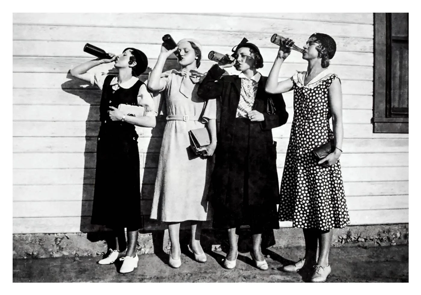 Vintage Women Drinking Beer Black & White Poster - Posterbox.dk