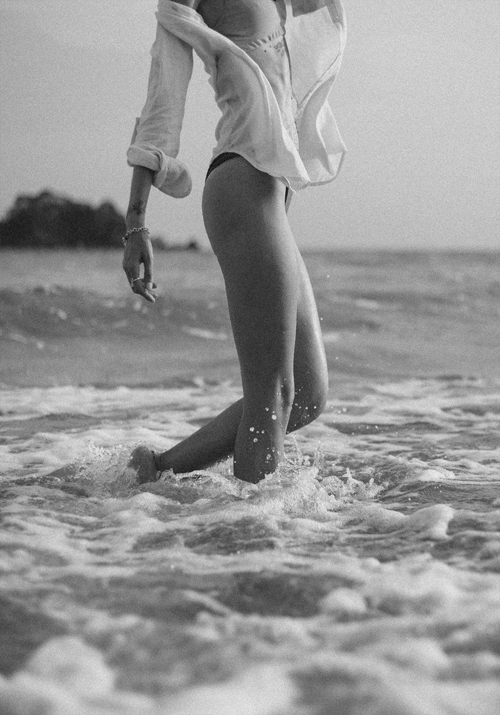 Woman and Ocean Poster - Posterbox.dk